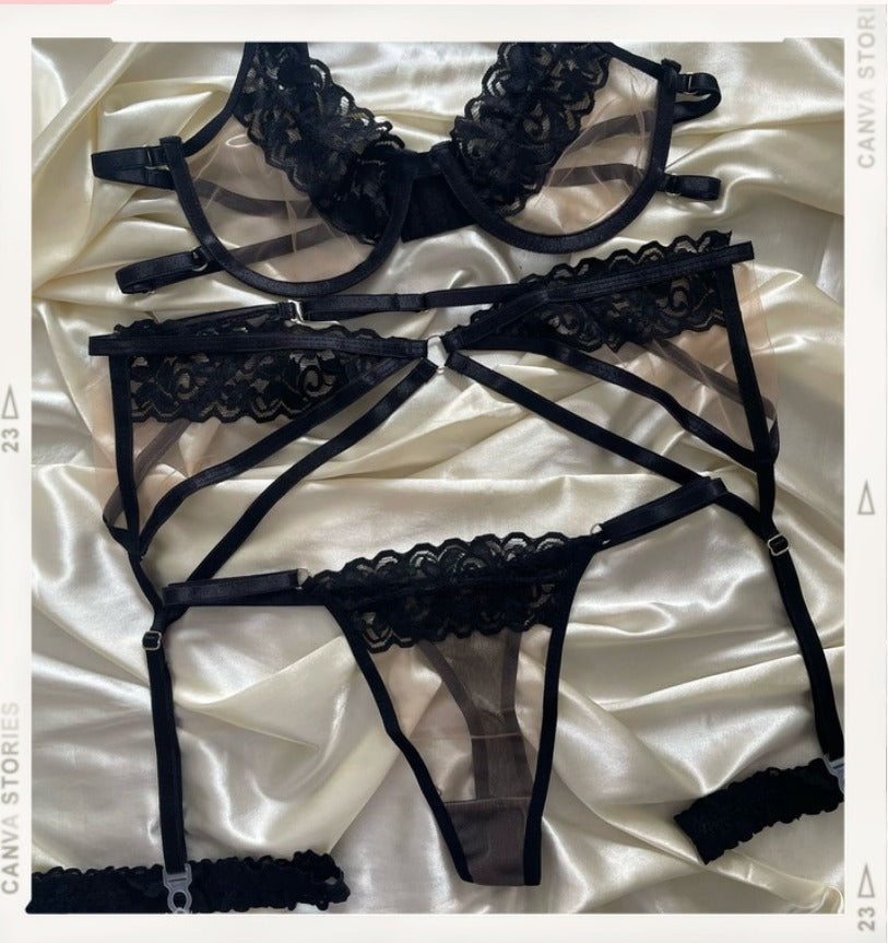 Conjuntos Violeta Enredada - conjunto blanco/lila de encaje con liguero - Seduxxion