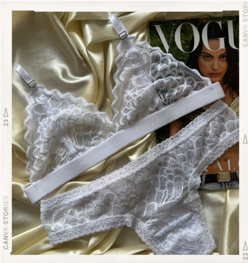 Lencería Marfil Editorial - conjunto blanco/marfil de encaje ojales tipo triangulo, sobre satin con revista Vogue - Seduxxion