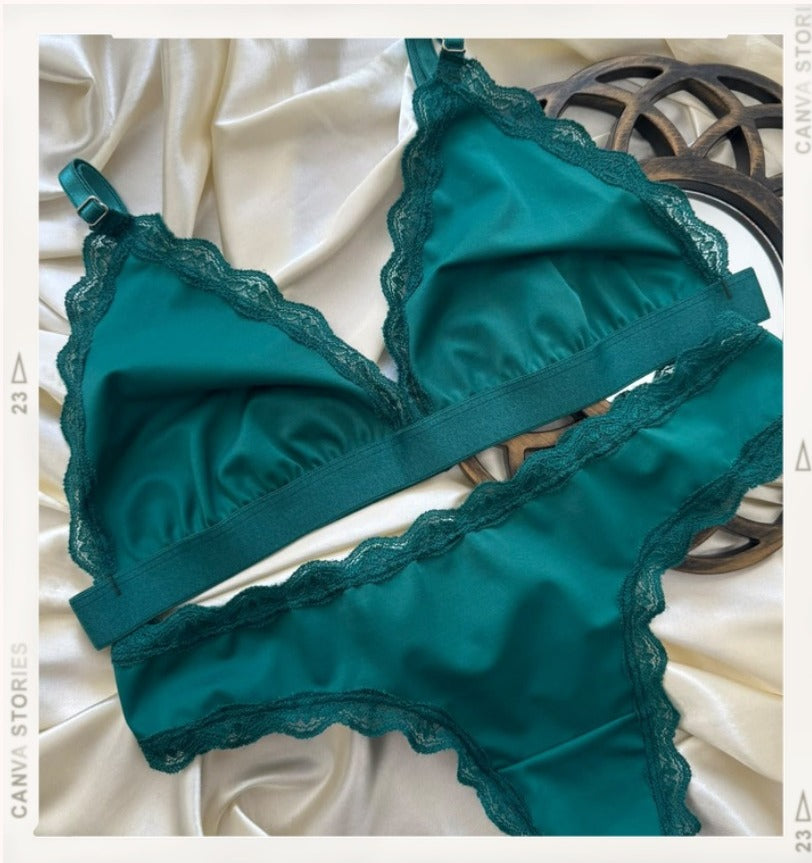 Lencería Turquesa Ribeteada - conjunto verde esmeralda satinado tipo triangulo con ribete de encaje - Seduxxion