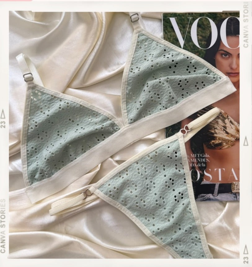 Lencería Salvia Editorial - conjunto verde salvia de encaje ojales tipo triangulo, sobre satin con revista Vogue - Seduxxion