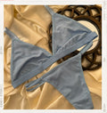 Lencería Acero Satinado - conjunto azul grisaceo satinado tipo triangulo, sobre satin dorado - Seduxxion