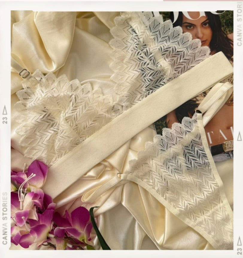 Lencería Marfil Florido - conjunto crema/marfil de encaje festoneado tipo triangulo, sobre satin dorado con revista Vogue y flores - Seduxxion