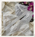 Lencería Blanco Florido - conjunto blanco de encaje tipo triangulo, sobre satin dorado con flores - Seduxxion
