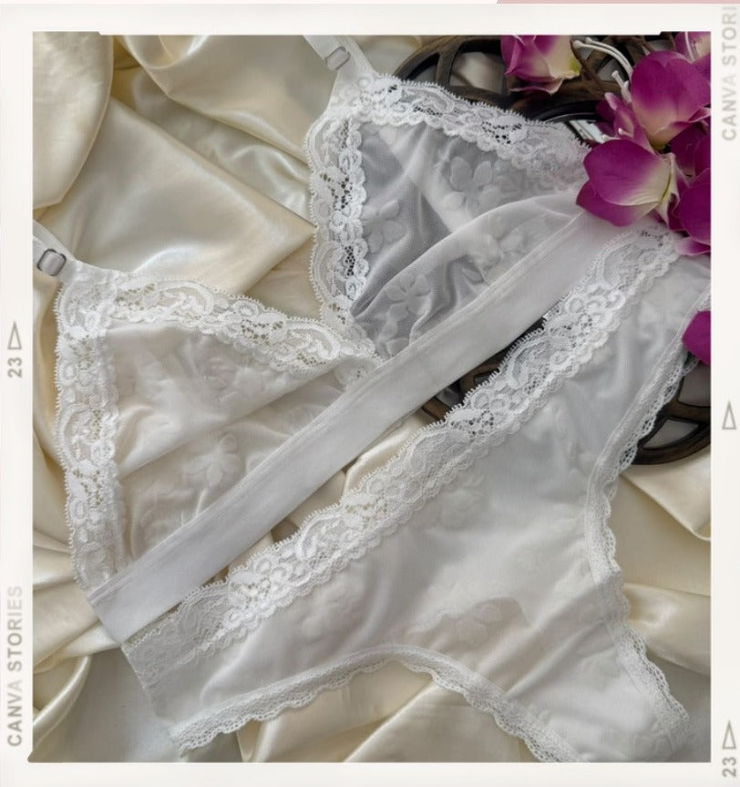 Lencería Blanco Florido - conjunto blanco de encaje tipo triangulo, sobre satin dorado con flores - Seduxxion