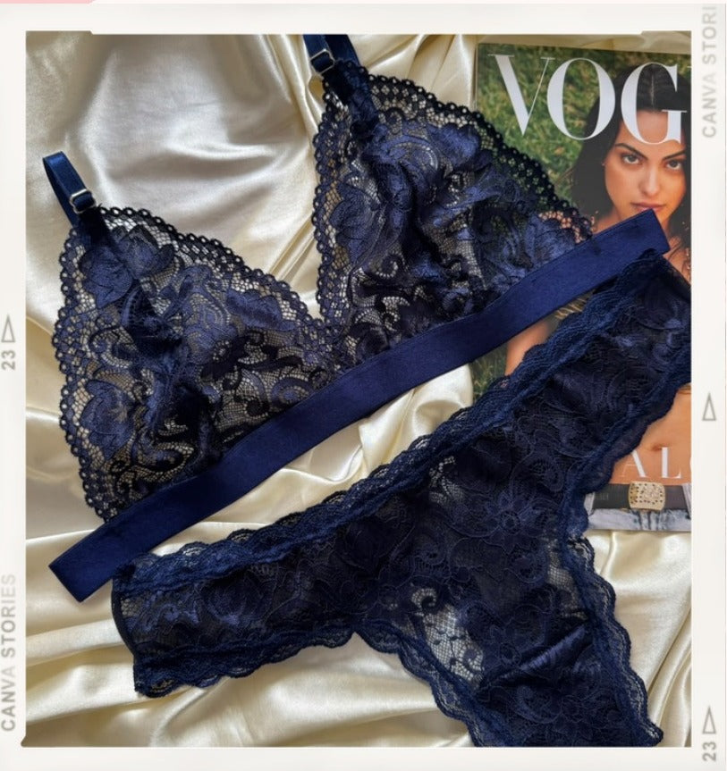 Lencería Medianoche Editorial - conjunto azul marino de encaje tipo triangulo, sobre satin con revista Vogue - Seduxxion