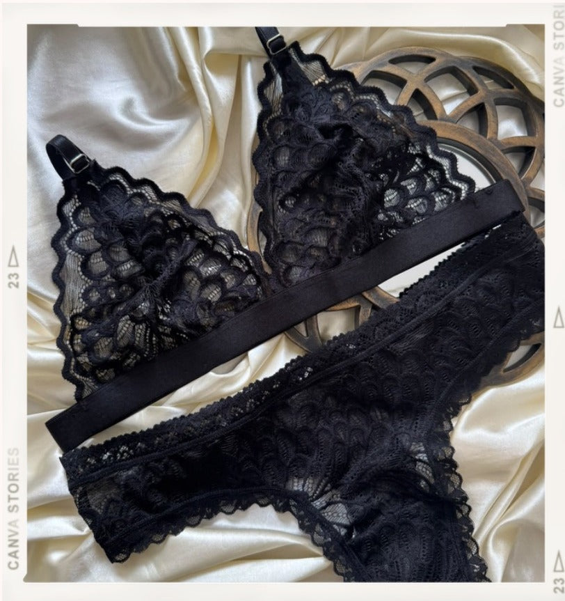 Lencería Ónix Elegante - conjunto negro de encaje tipo triangulo, sobre satin con aro decorativo - Seduxxion